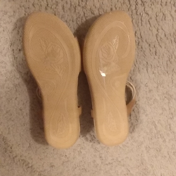 Rasolli Ladies size 9 Tan rose🌹 sandles New! No tags/Suede like material. - Picture 4 of 6